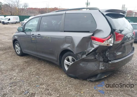 2013 Toyota Sienna Le V6 8 Passenger z USA, uszkodzony, nr VIN 5TDKK3DCXDS295975
